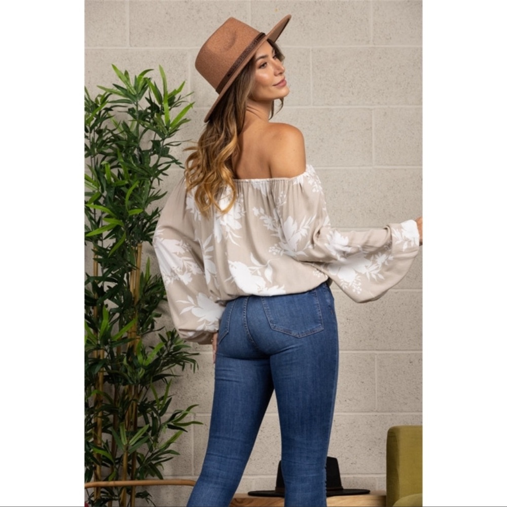 🔥🔥Sale-NEW- Only ONE LEFT - Beautiful off the shoulder Blouse in a light Beige - Picture 2 of 16